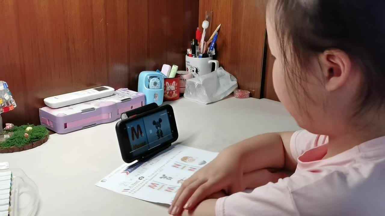 7.1学前A班赵欣奕观看英语视频