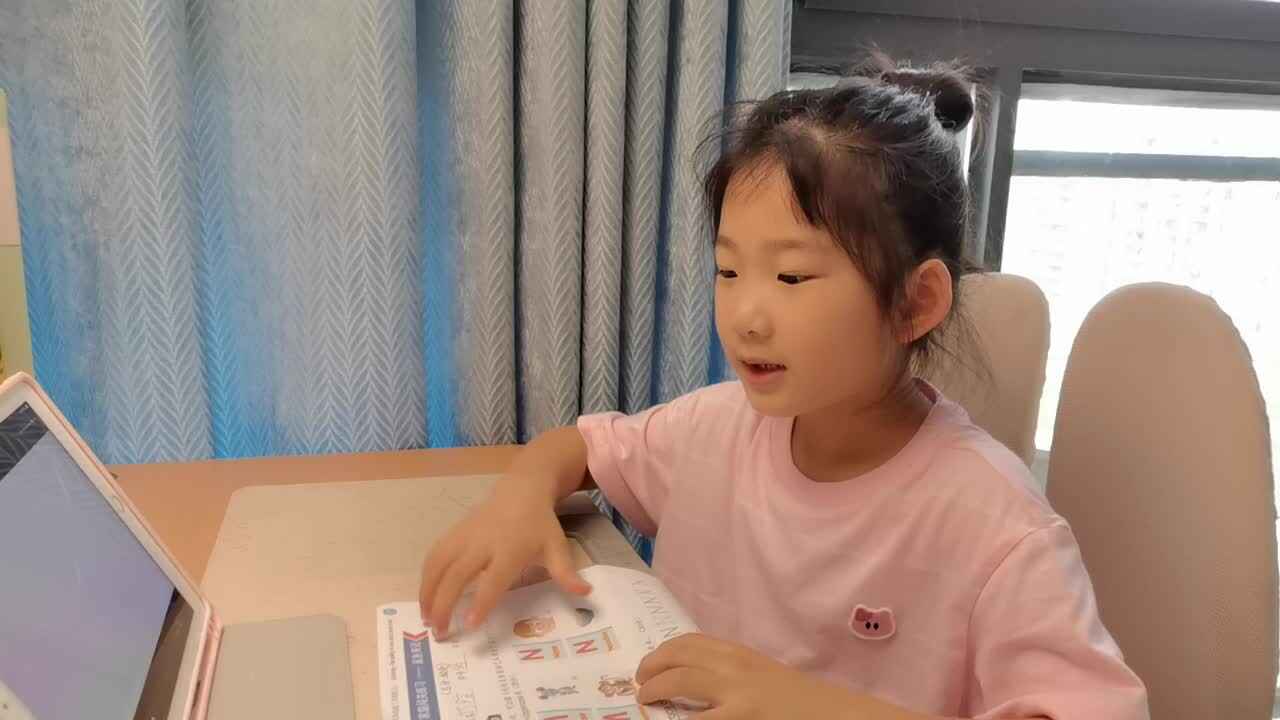 VID_20260701_182519.mp4学前B班宁汐言指读下列字母和单词。观看视频M