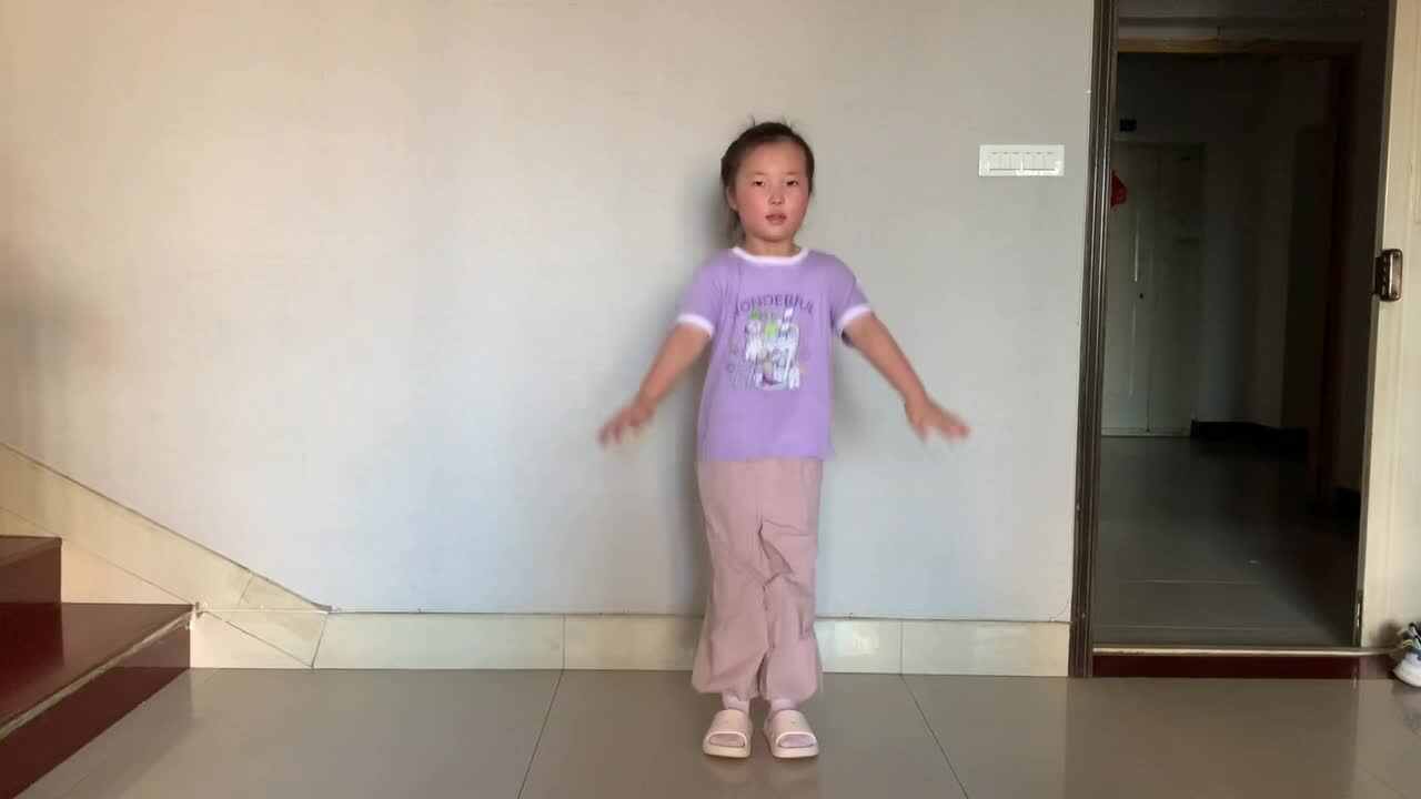 7.6学前A班赵欣奕练习深蹲