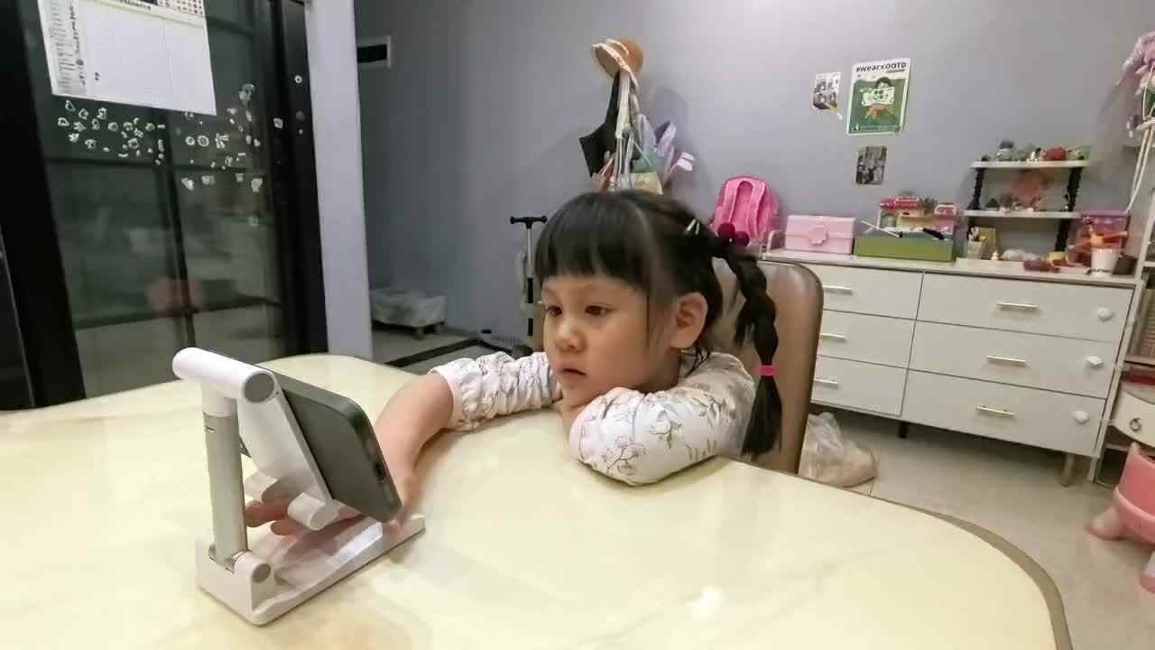 观看视频《站姿，坐姿，端椅子》94481.mov
