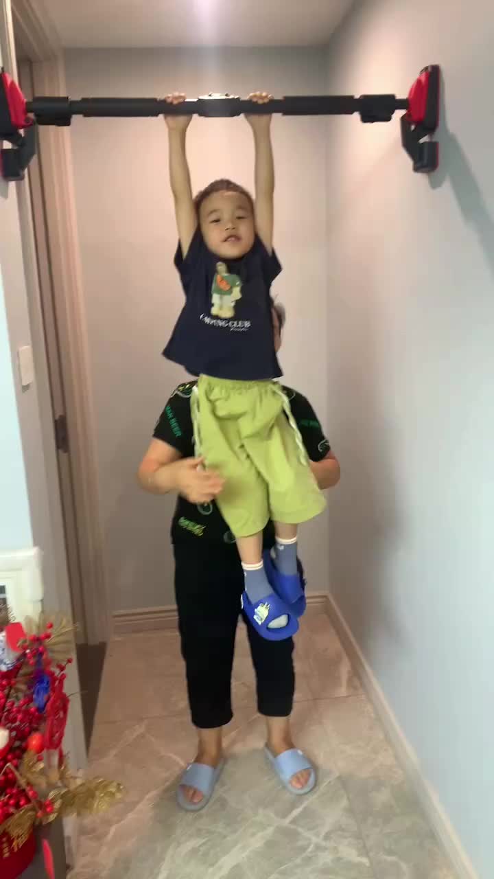 练习双手悬吊单杠10秒