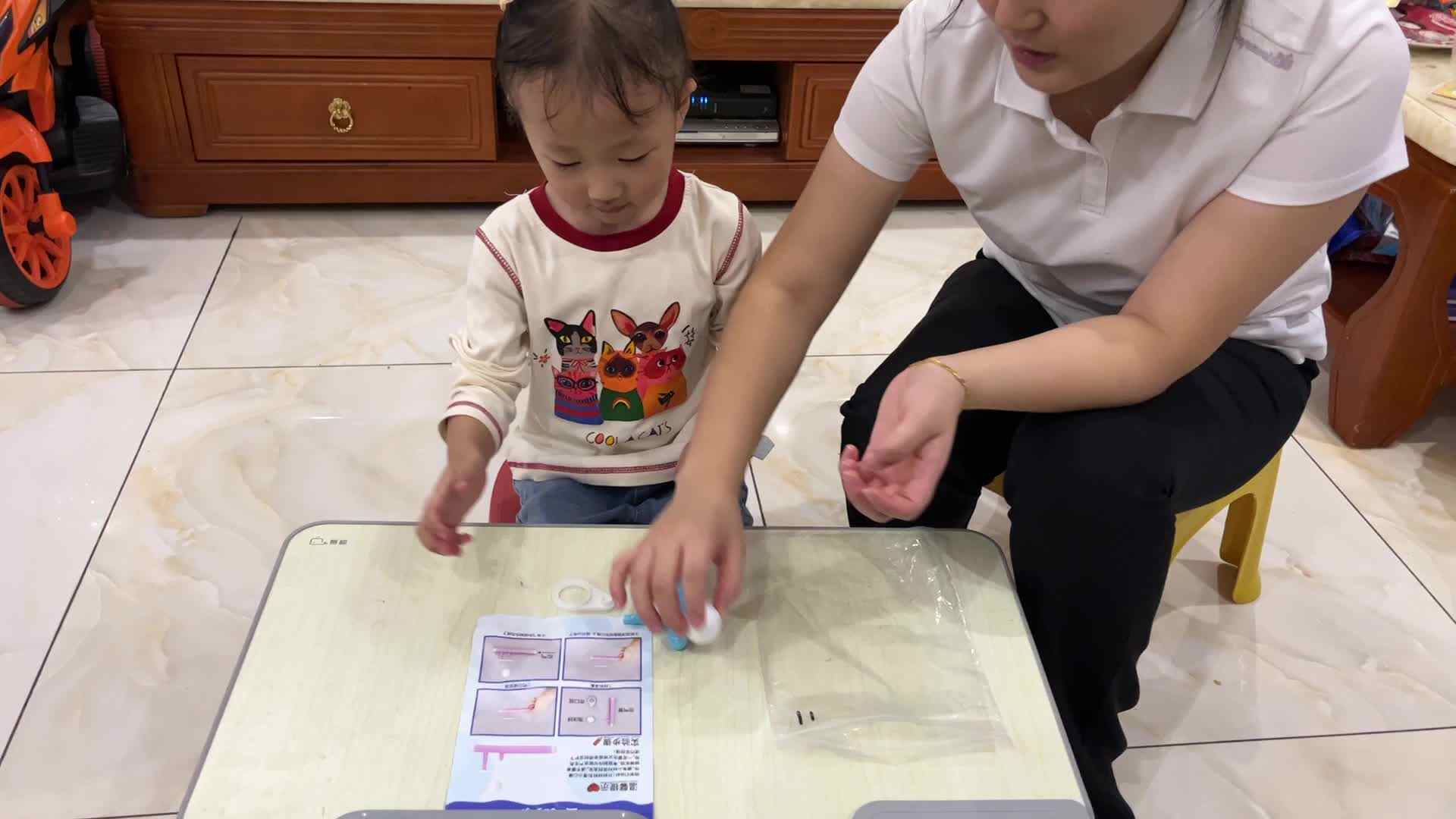 实验中班-陈舒梦-科学实验《会飞的球》