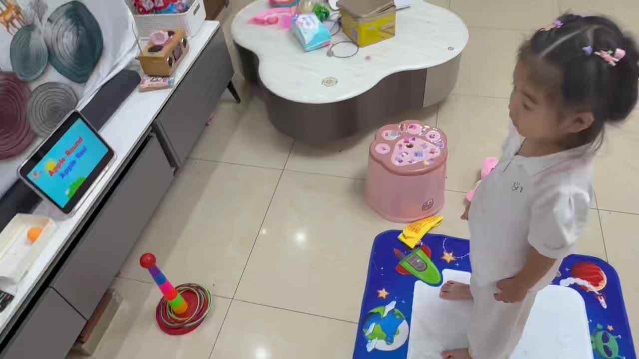 9月13日，唐毓蔓，观看跟唱英文儿歌Apple Round Apple Red.mp4