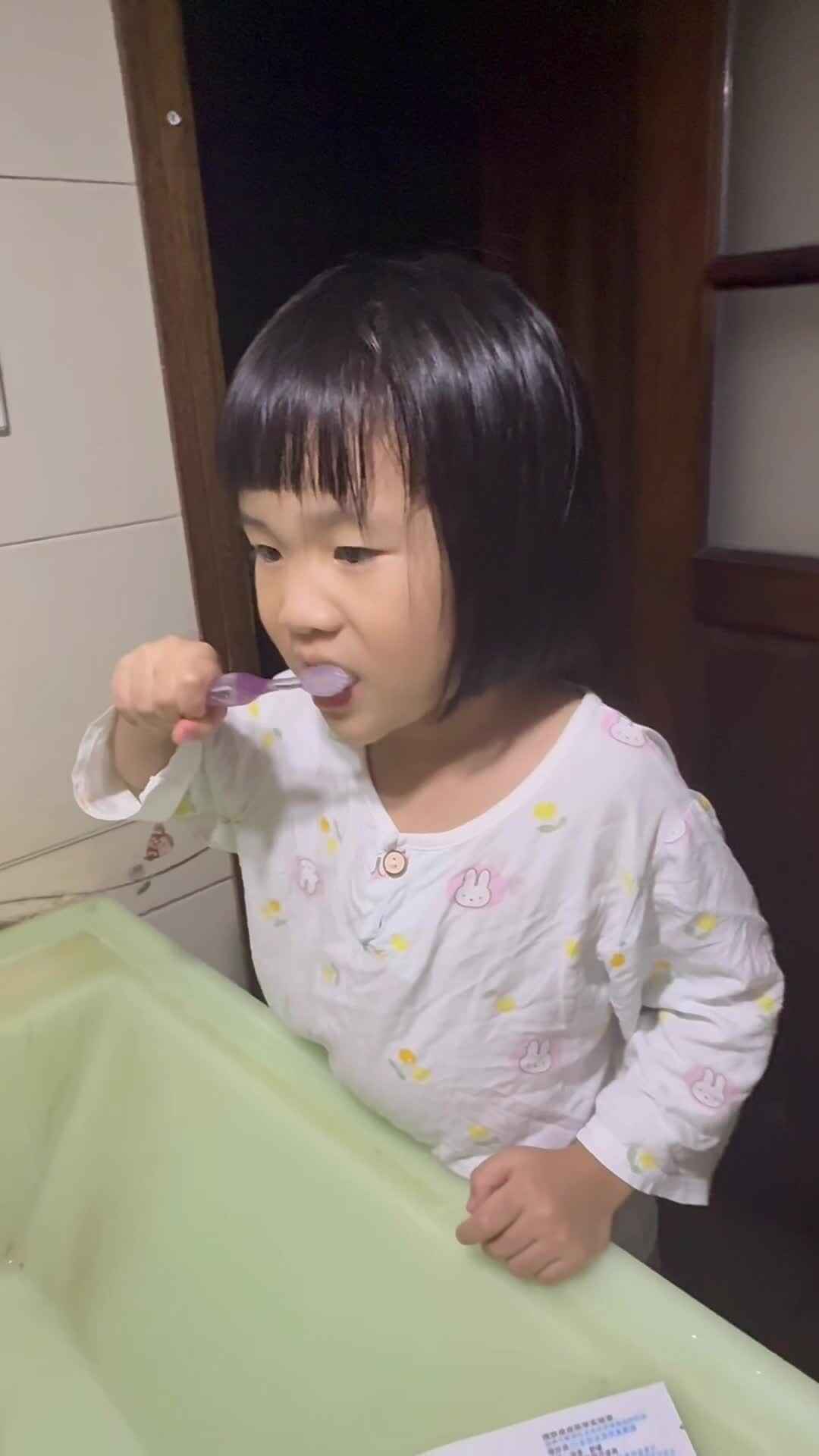 9月28日周卿羽作业打卡刷牙练习.mov