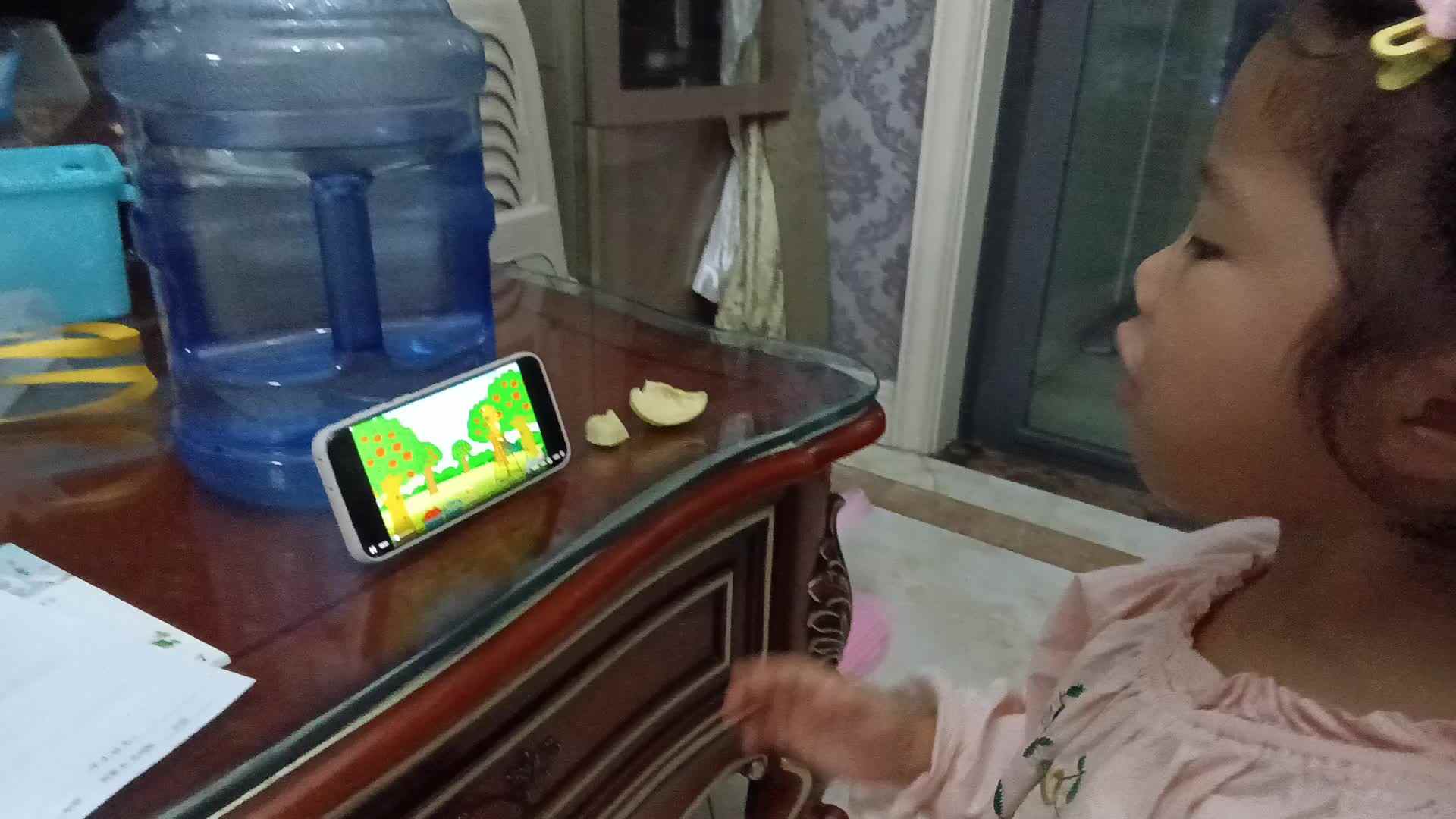2026 ⁣9月13日，谭婼兮观看跟唱英文儿歌Apple Round Apple Red.mp4