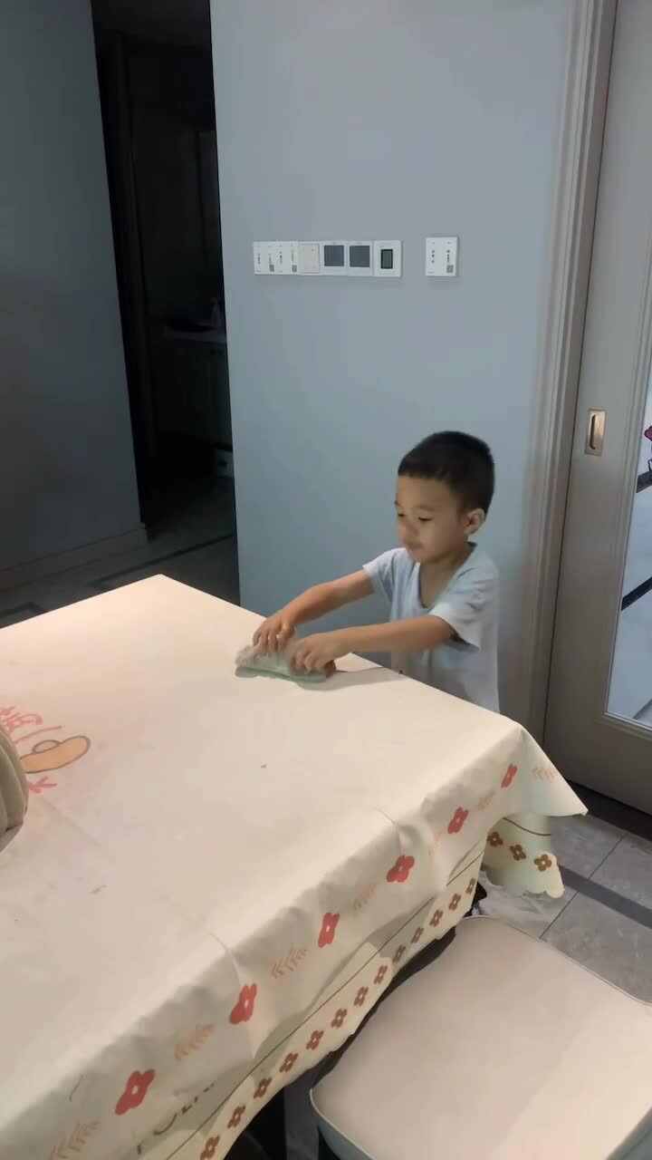 练习擦桌子