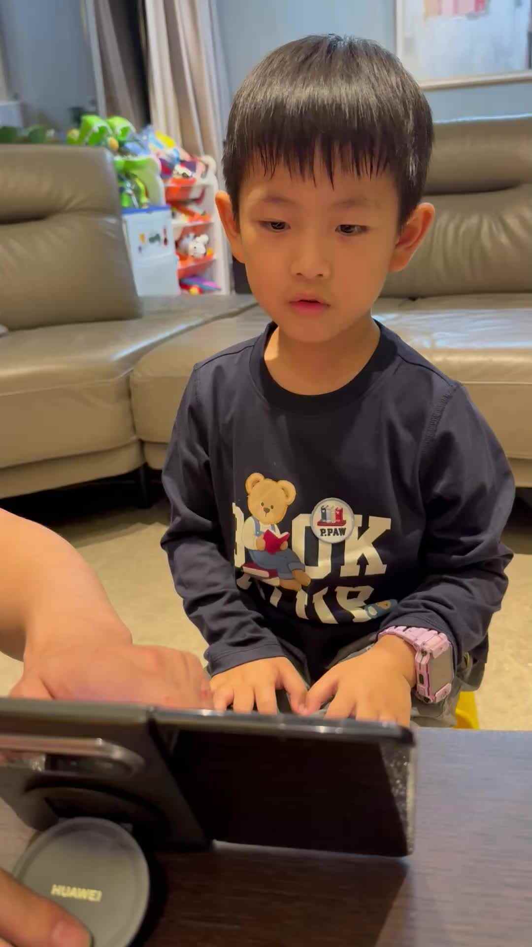 ⁣026年9月11日 杨佳齐  跟唱《英语儿歌》家庭闯关练习
