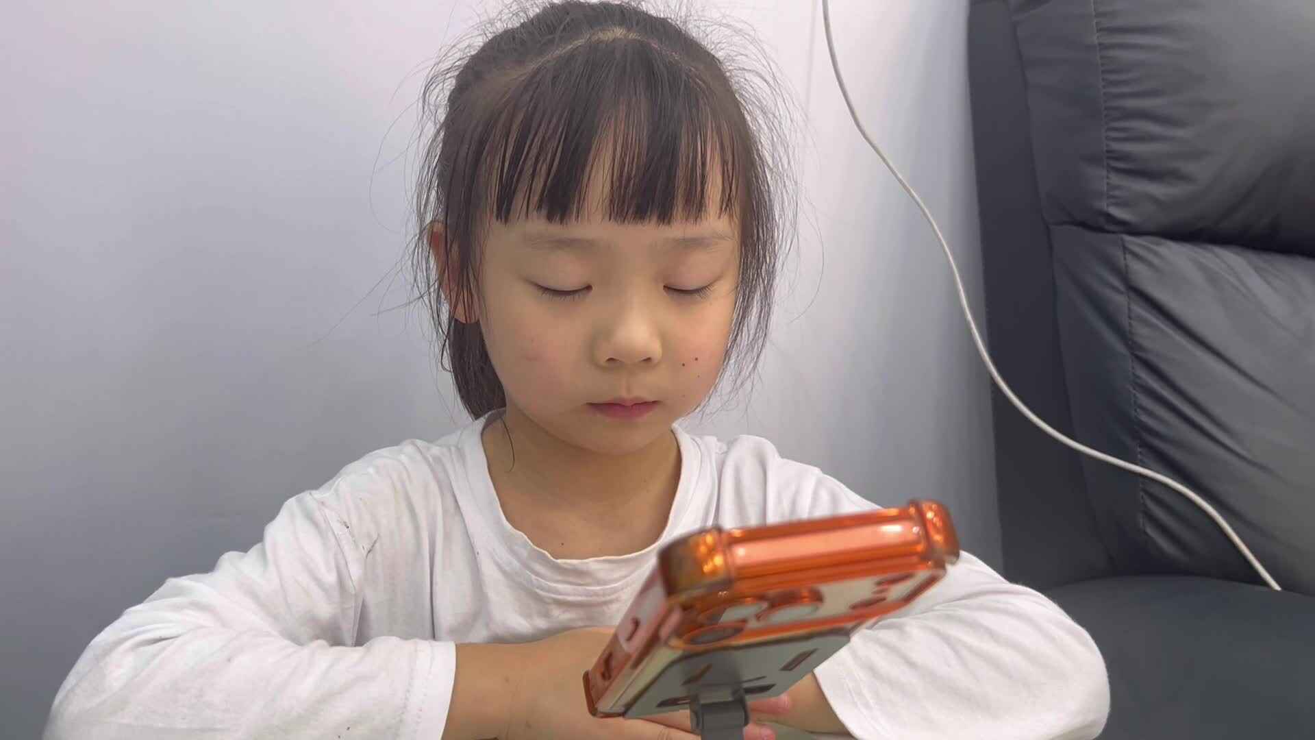 2026年10月1日豆娃A班夏爱林～观看英语视频